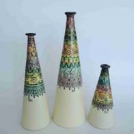 Bottiglia stilizzata a cono: decoro Etnico